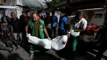 Ciudadanos palestinos retiran un cuerpo tras un ataque israelí sobre la Franja de Gaza