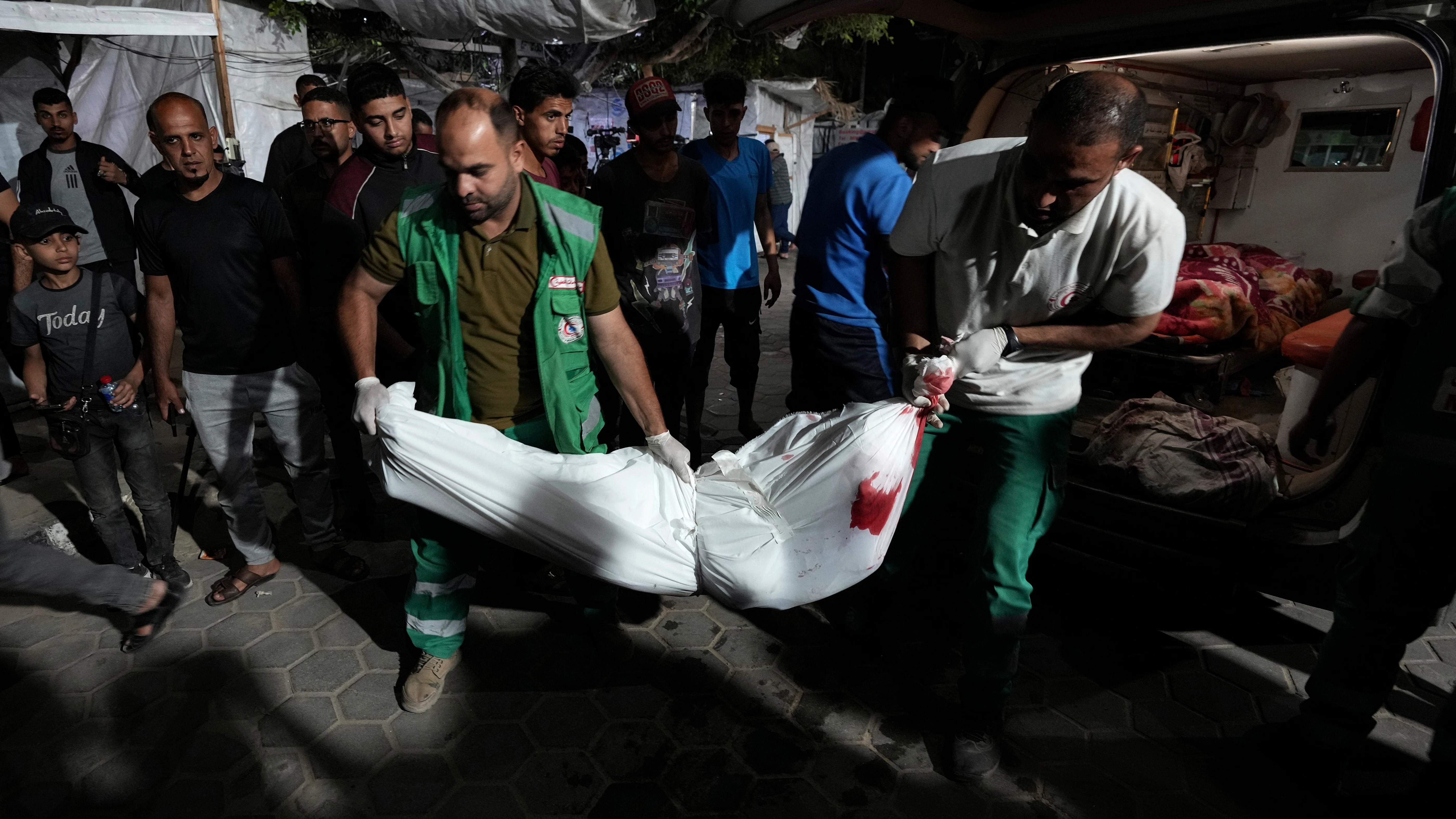 Ciudadanos palestinos retiran un cuerpo tras un ataque israelí sobre la Franja de Gaza