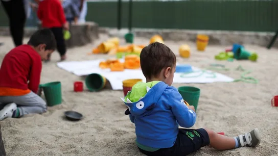 Unos niños jugando en una guarderia. Unos niños jugando en una guarderia.