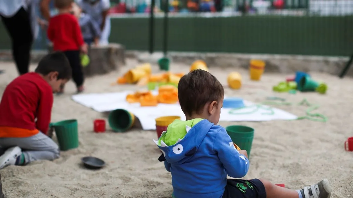 Unos niños jugando en una guarderia.