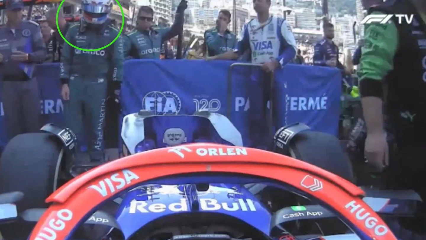 Alonso observa con detenimiento el RB Alonso observa con detenimiento el RB