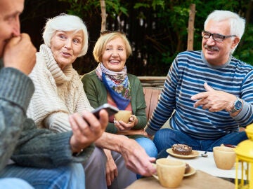 Personas mayores disfrutando