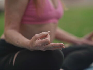 Una mujer practica yoga