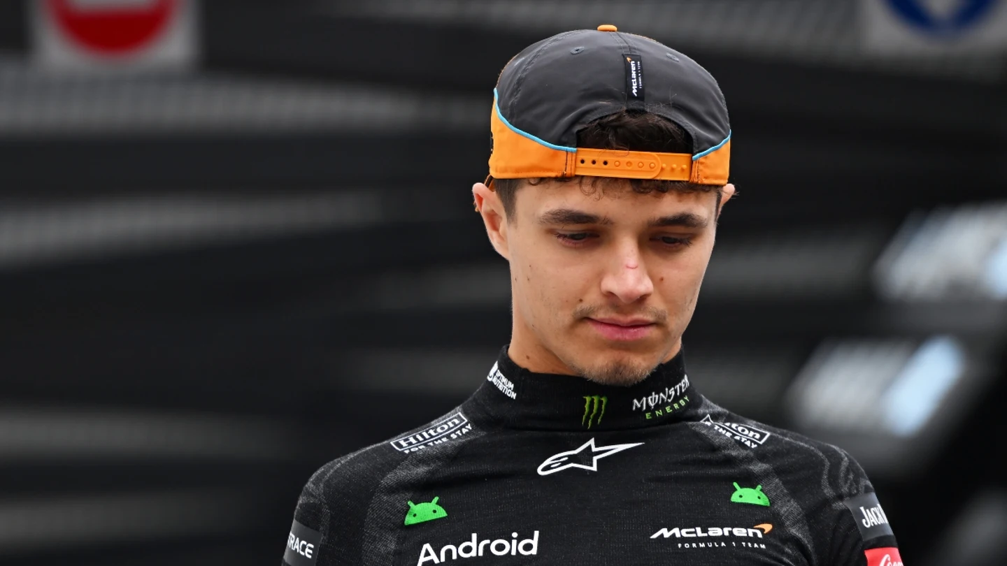 Lando Norris, mirando al suelo Lando Norris, mirando al suelo