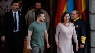 El presidente de Ucrania, Volodimir Zelenski (i), y la presidenta del Congreso, Francina Armengol (d)