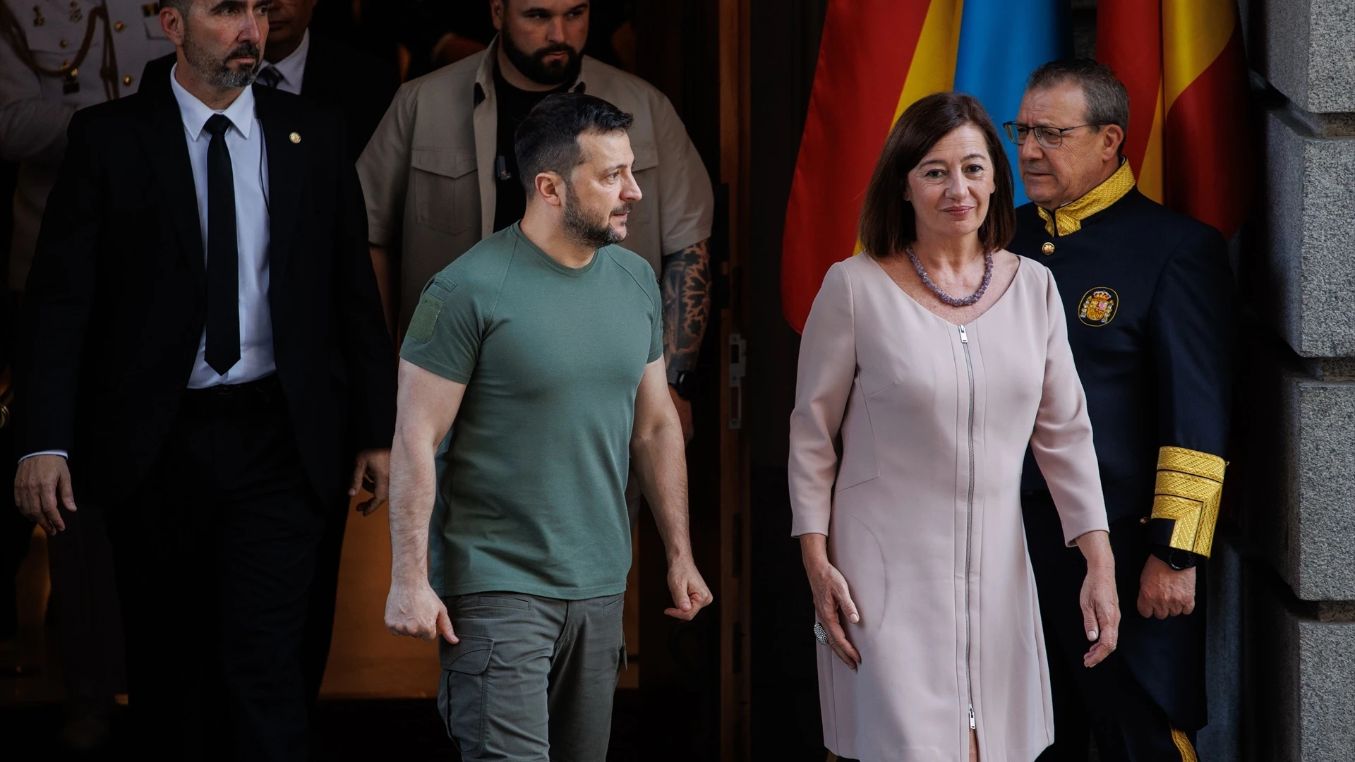 El presidente de Ucrania, Volodimir Zelenski (i), y la presidenta del Congreso, Francina Armengol (d)