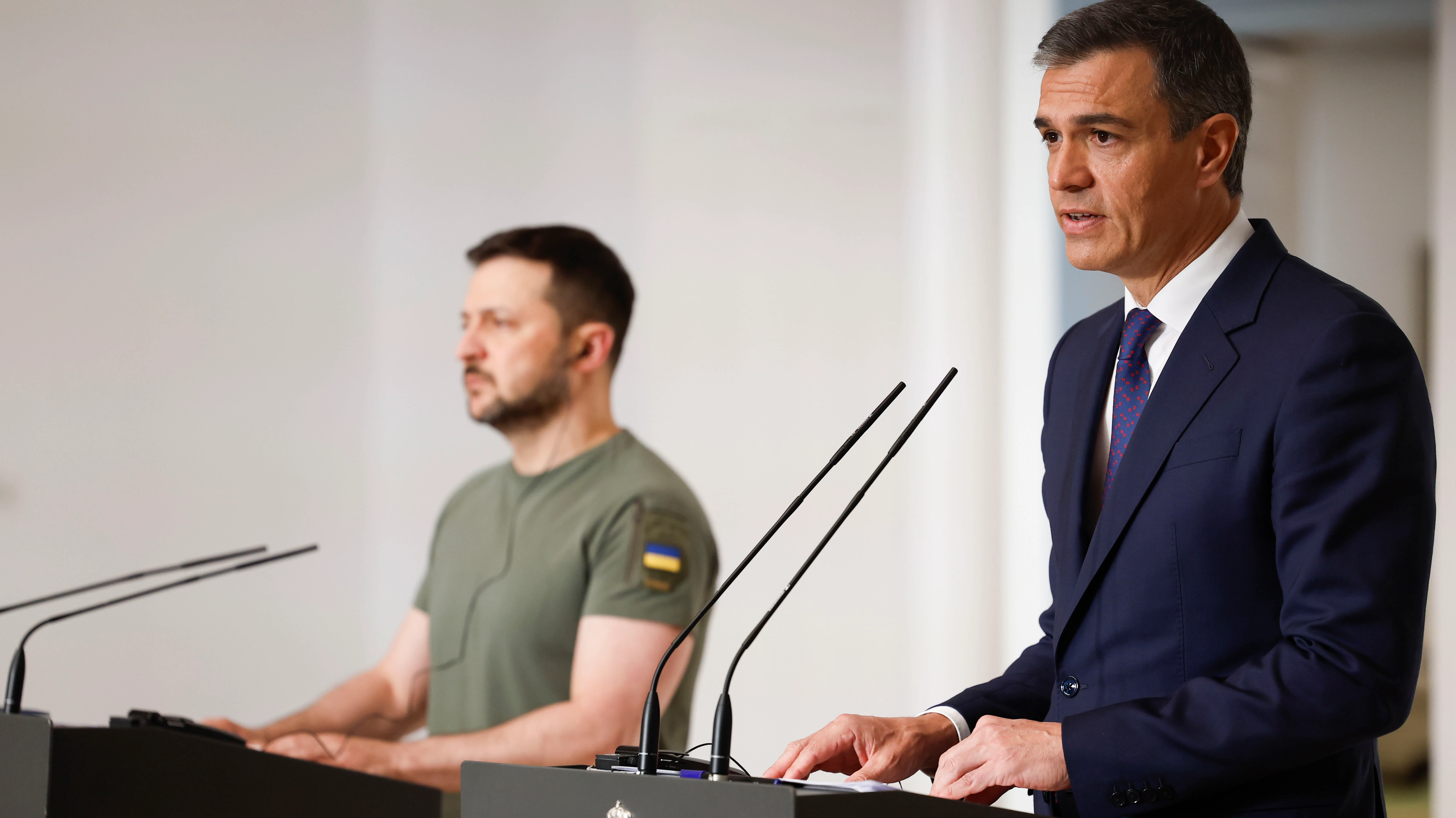 El presidente del gobierno español, Pedro Sánchez, y el presidente de Ucrania, Volodimir Zelenski​, comparecen en una rueda de prensa después de firmar el "Acuerdo de Cooperación en materia de Seguridad entre España y Ucrania" este lunes en el palacio de La Moncloa en Madrid. 