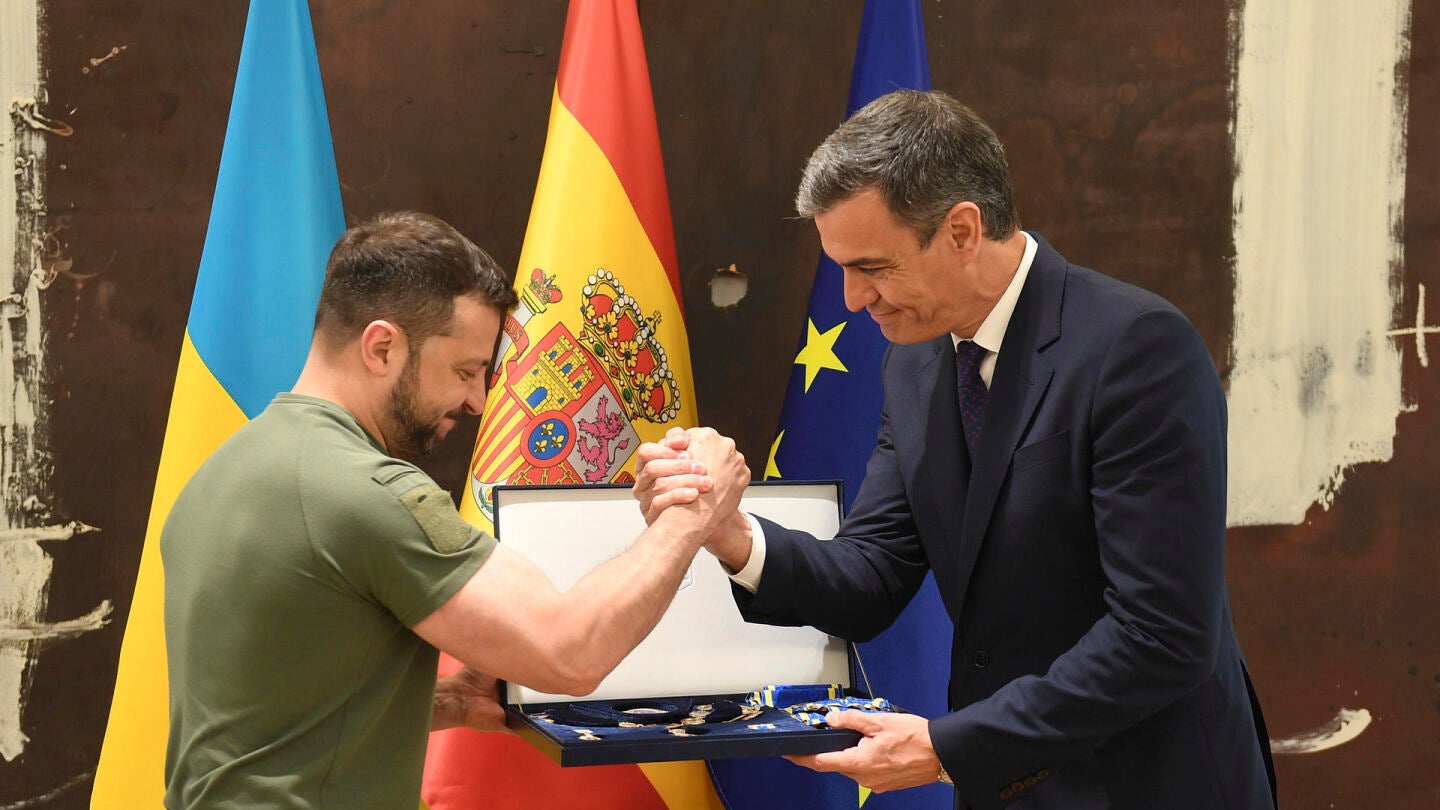 S&aacute;nchez y Zelenski, en la firma del nuevo acuerdo bilateral.