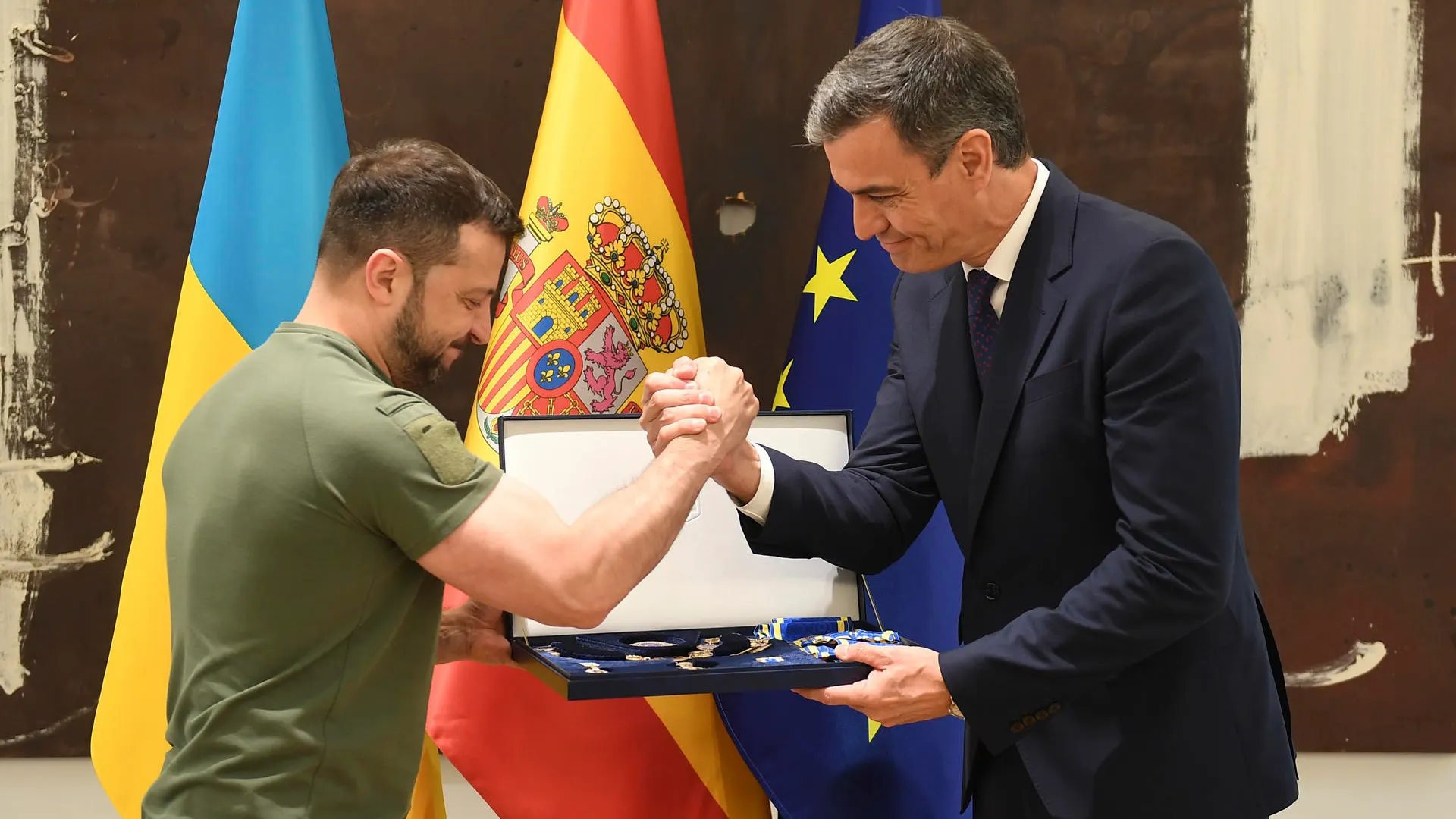 Sánchez y Zelenski, en la firma del nuevo acuerdo bilateral.