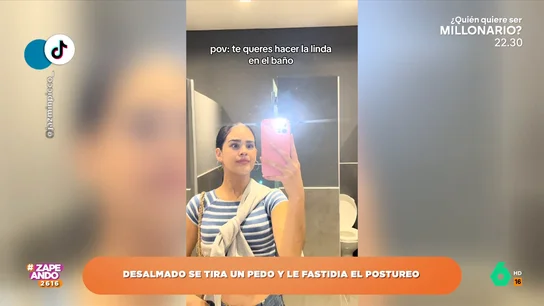 El repentino sonido que frustra el momento de postureo de una chica frente al espejo de un baño El repentino sonido que frustra el momento de postureo de una chica frente al espejo de un baño