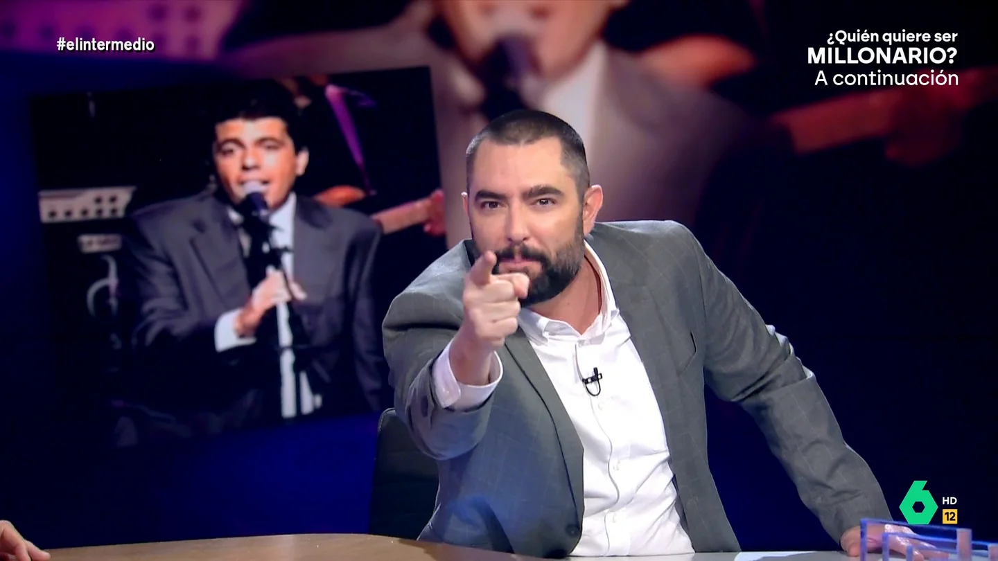 Dani Mateo reacciona tras ver a Mazón cantar una canción de Julio Iglesias "¡Sí! ¡Mazón, te quiero en mi equipo!", reacciona efusivo Dani Mateo en este vídeo donde muestra al presidente de la Generalitat Valenciana cantando una canción de Julio Iglesias durante un acto con jubilados.