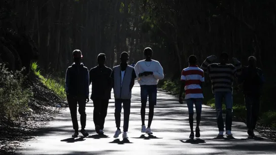 Un grupo de jóvenes africanos llegados a Canarias en cayuco camina por las cercanías del centro de acogida para extranjeros de Las Raíces, en La Laguna (Tenerife) Un grupo de jóvenes africanos llegados a Canarias en cayuco camina por las cercanías del centro de acogida para extranjeros de Las Raíces, en La Laguna (Tenerife)