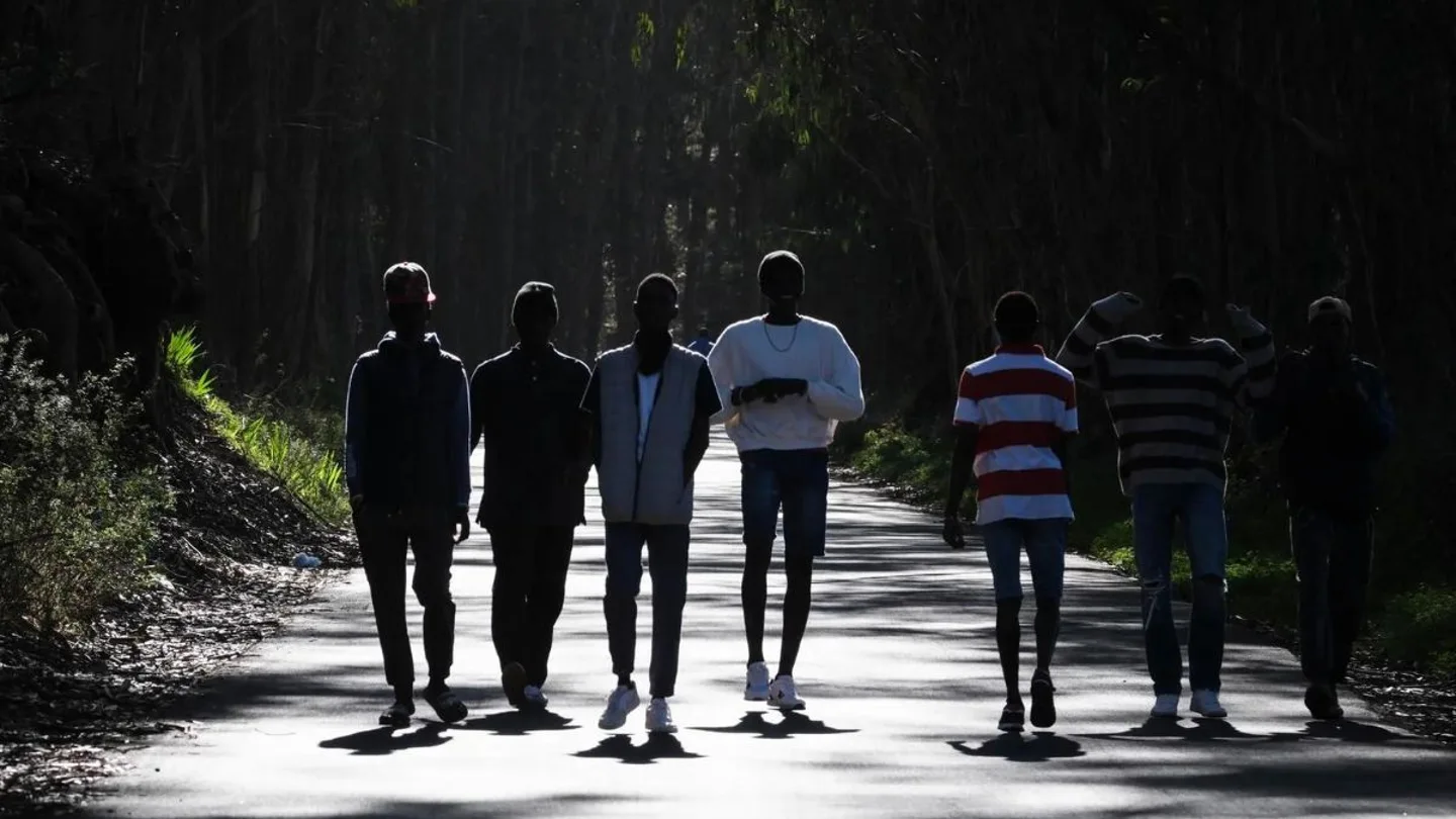 Un grupo de jóvenes africanos llegados a Canarias en cayuco camina por las cercanías del centro de acogida para extranjeros de Las Raíces, en La Laguna (Tenerife) Un grupo de jóvenes africanos llegados a Canarias en cayuco camina por las cercanías del centro de acogida para extranjeros de Las Raíces, en La Laguna (Tenerife)