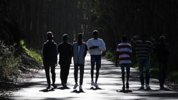 Un grupo de jóvenes africanos llegados a Canarias en cayuco camina por las cercanías del centro de acogida para extranjeros de Las Raíces, en La Laguna (Tenerife)