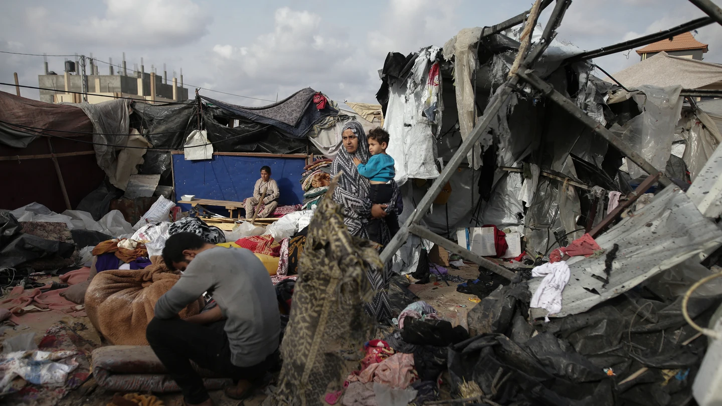 Palestinos desplazados inspeccionan sus tiendas de campaña destruidas por el bombardeo de Israel Palestinos desplazados inspeccionan sus tiendas de campaña destruidas por el bombardeo de Israel