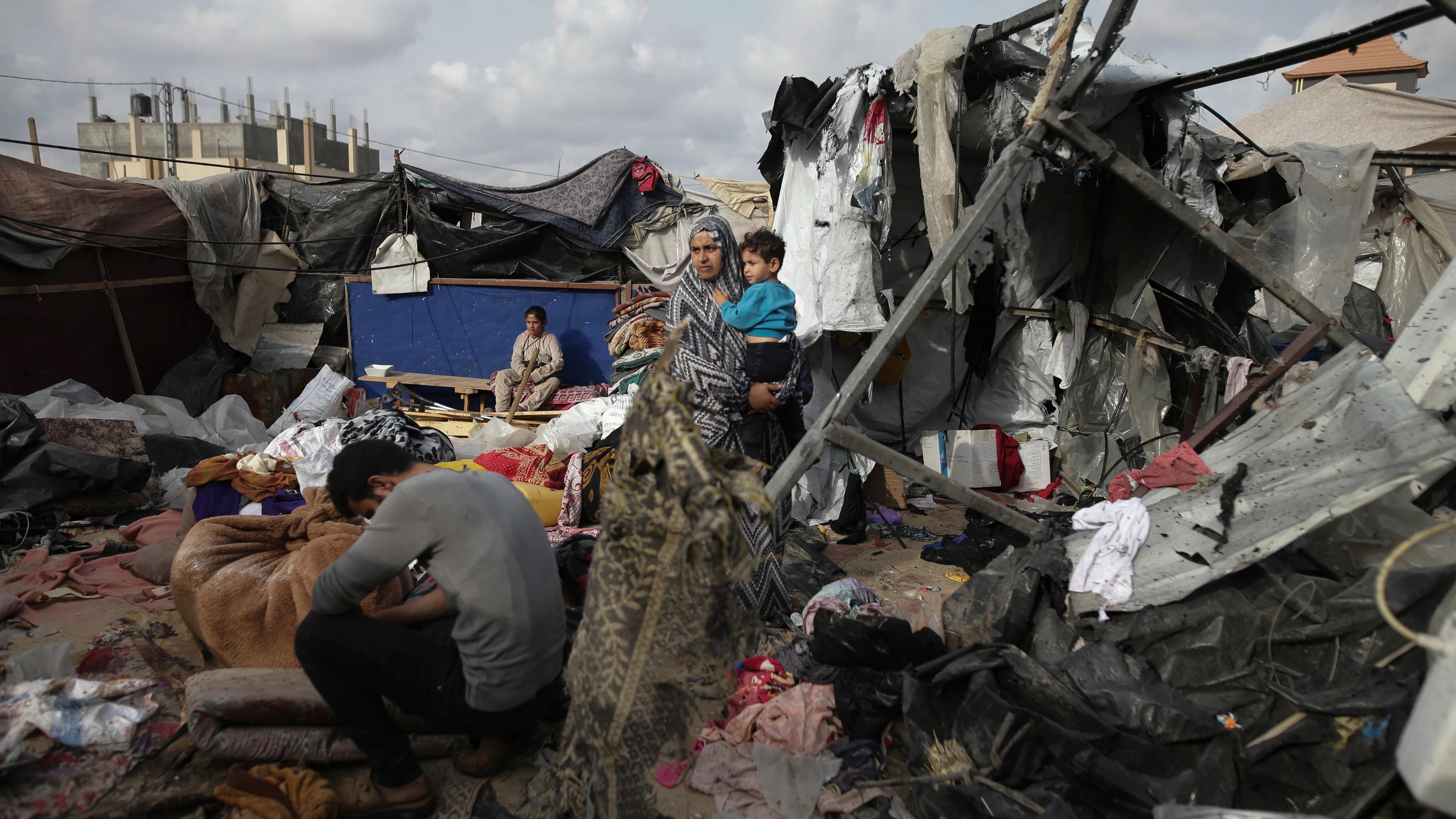 Palestinos desplazados inspeccionan sus tiendas de campaña destruidas por el bombardeo de Israel