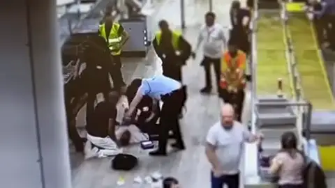 VÍDEO| El momento en el que la Guardia Civil reanima a un hombre tras sufrir una parada cardiorrespiratoria en el aeropuerto de Barcelona