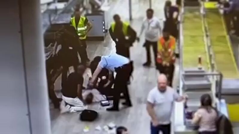 VÍDEO| El momento en el que la Guardia Civil reanima a un hombre tras sufrir una parada cardiorrespiratoria en el aeropuerto de Barcelona