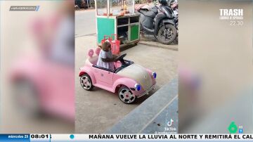 Un mono causa furor haciendo los recados que le manda su dueño montado "el coche de la Barbie"