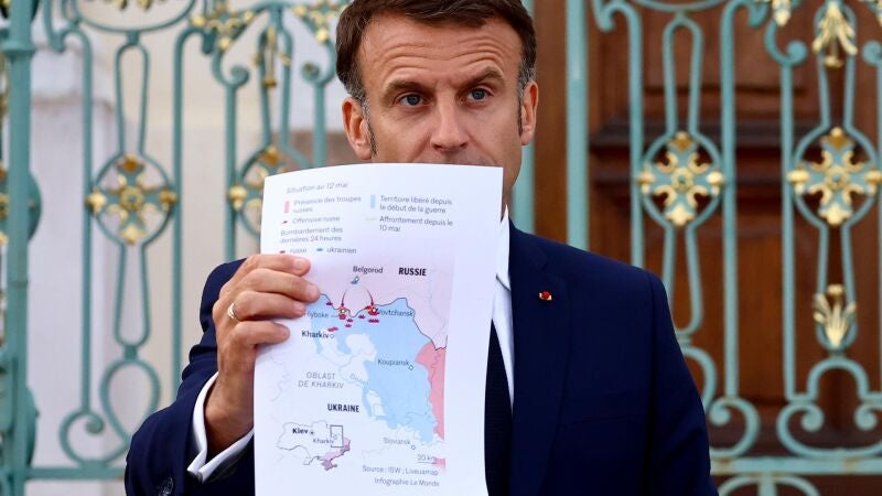 El presidente francés Emmanuel Macron muestra un mapa que muestra la situación de guerra en Ucrania.