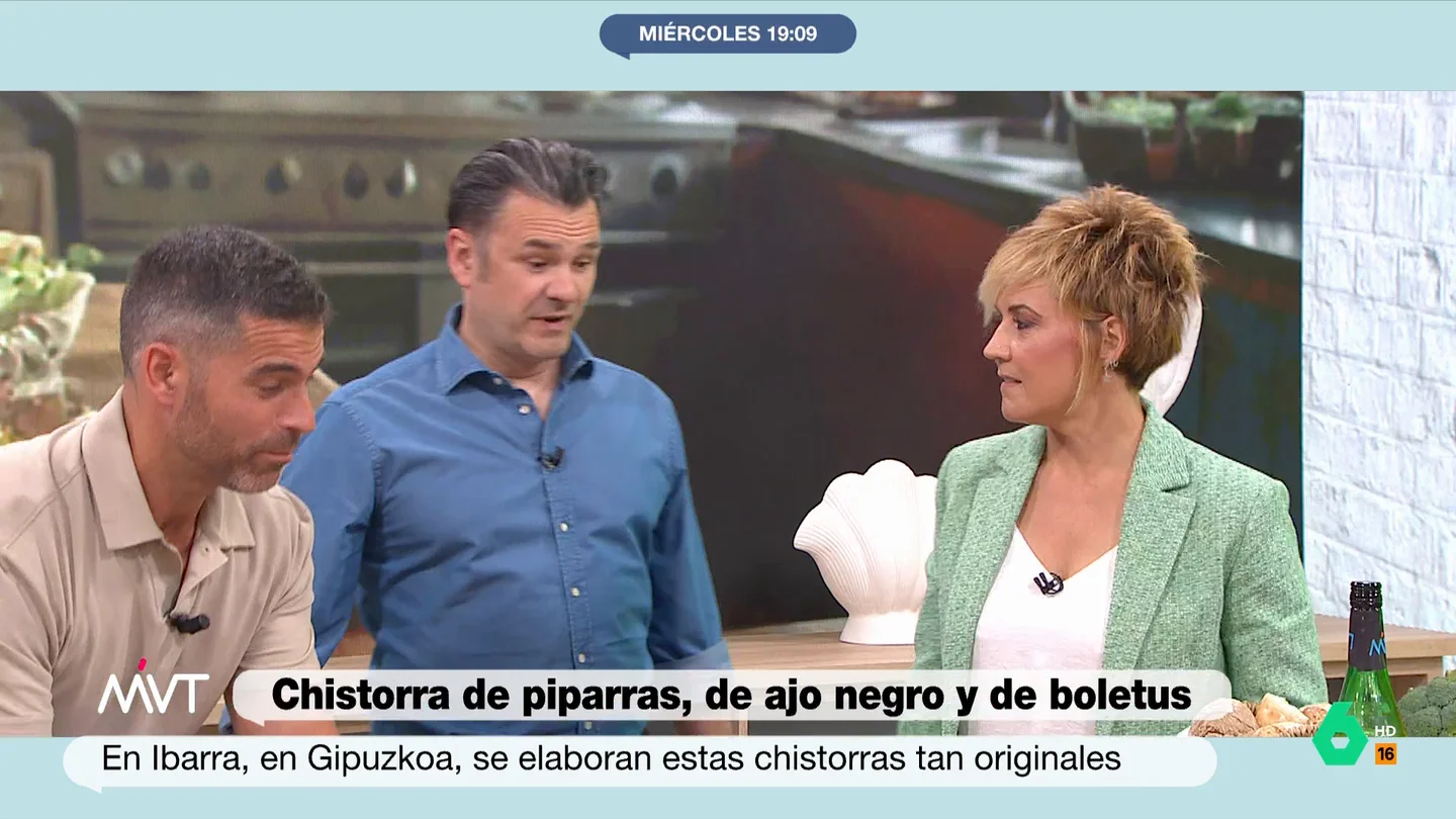 Iñaki López alucina con la chistorra de boletus: "Esto lo hacen las clarisas y no las echan" Pablo Ojeda cocina las chistorras de piparras, boletus y ajo negro de Joxé Mari Barriola, en Ibarra, que Iñaki López y Cristina Pardo prueban en directo en Más Vale Tarde. Su reacción y opiniones sobre cada uno de los sabores, en este vídeo.