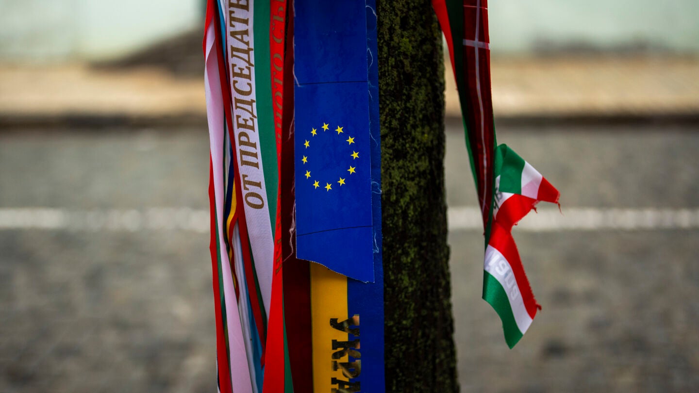 Lazos con los colores de las banderas de Ucrania y la UE en un &aacute;rbol en Kyiv, en memoria de los soldados ucranianos ca&iacute;dos en el conflicto