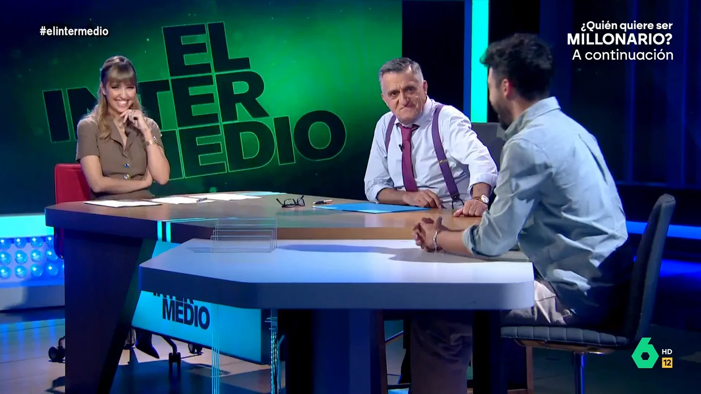 El ataque de risa de Sandra Sabatés cuando Isma Juárez se hace un lío al presentar 'Un país en la riñonera' El ataque de risa de Sandra Sabatés cuando Isma Juárez se hace un lío al presentar 'Un país en la riñonera'