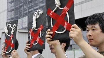 Activistas de Amnistía Internacional protestan contra la pena de muerte en Japón.