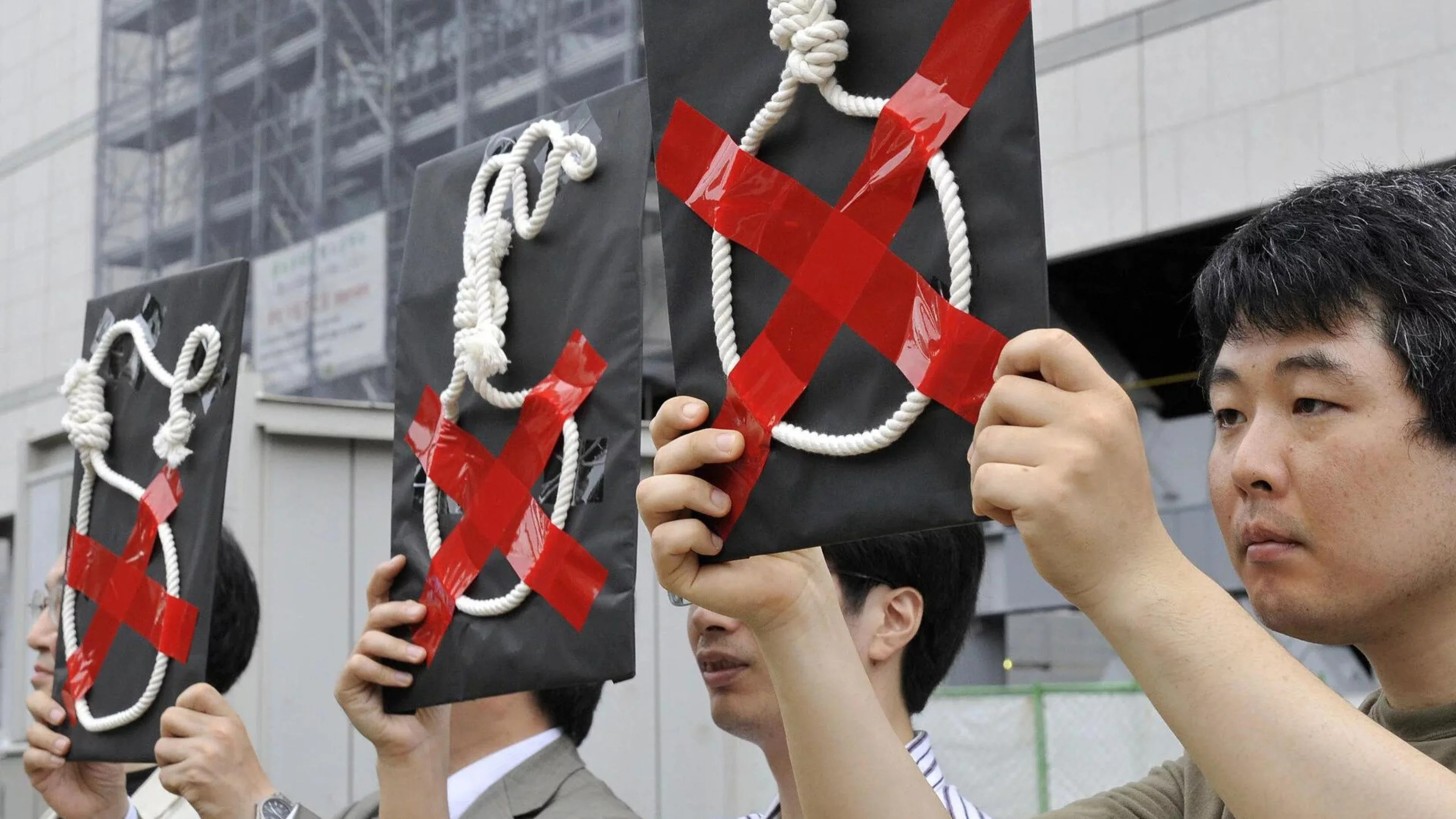 Activistas de Amnistía Internacional protestan contra la pena de muerte en Japón.