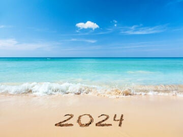 Imagen de una playa con el año 2024