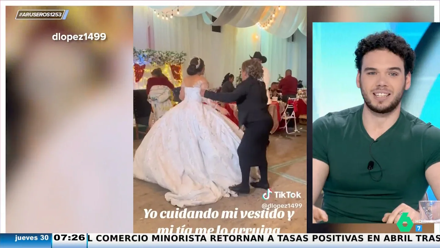 El insólito momento en que su tía pisotea sin parar el vestido de novia: "Hay quien dice que esto da mal fario" El insólito momento en que su tía pisotea sin parar el vestido de novia: "Hay quien dice que esto da mal fario"