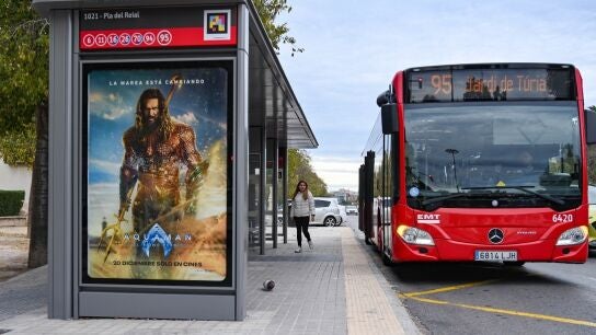 Imagen de una parada y de un autob&uacute;s de la Empresa Municipal de Transportes (EMT) de Val&egrave;ncia.