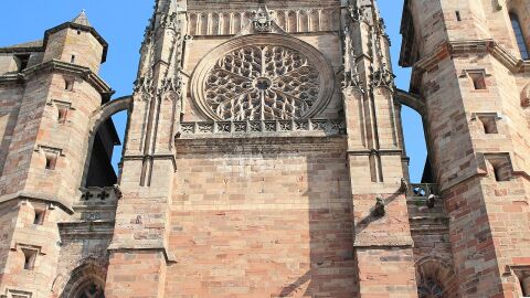 Rosetón en la fachada de la Catedral de Rodez, en Francia
