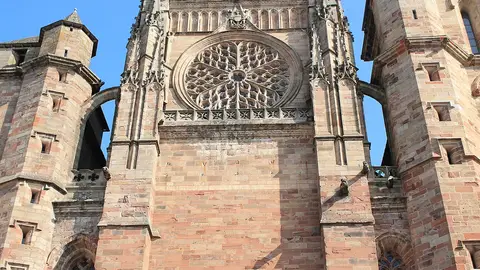 Rosetón en la fachada de la Catedral de Rodez, en Francia Rosetón en la fachada de la Catedral de Rodez, en Francia