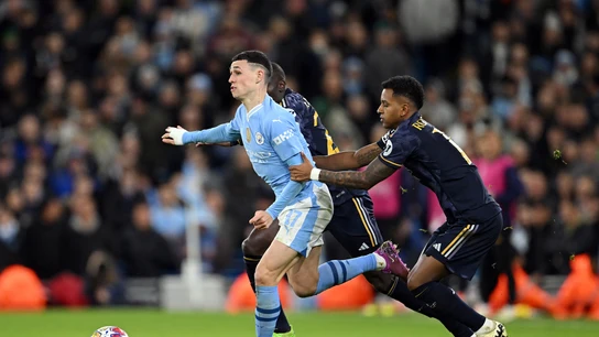 Rodrygo sujeta a Foden Rodrygo sujeta a Foden
