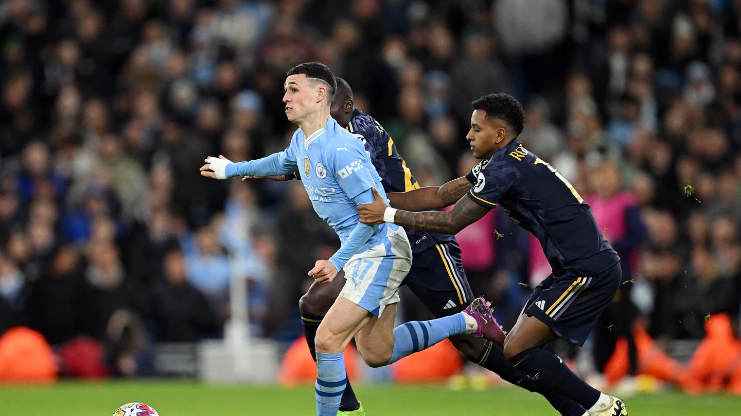 Rodrygo sujeta a Foden Rodrygo sujeta a Foden
