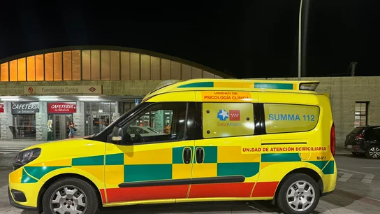 Un vehículo del SUMMA112 acude a tender al joven que cayó desde un puente en Fuenlabrada Un vehículo del SUMMA112 acude a tender al joven que cayó desde un puente en Fuenlabrada