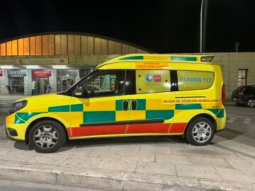 Un vehículo del SUMMA112 acude a tender al joven que cayó desde un puente en Fuenlabrada 