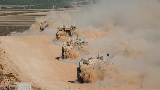 Vehículos militares israelíes en la frontera cerca de Rafah, en la Franja de Gaza Vehículos militares israelíes en la frontera cerca de Rafah, en la Franja de Gaza