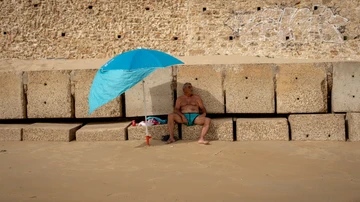 Un hombre, tratando de sobrellevar una ola de calor en Cádiz en junio de 2022