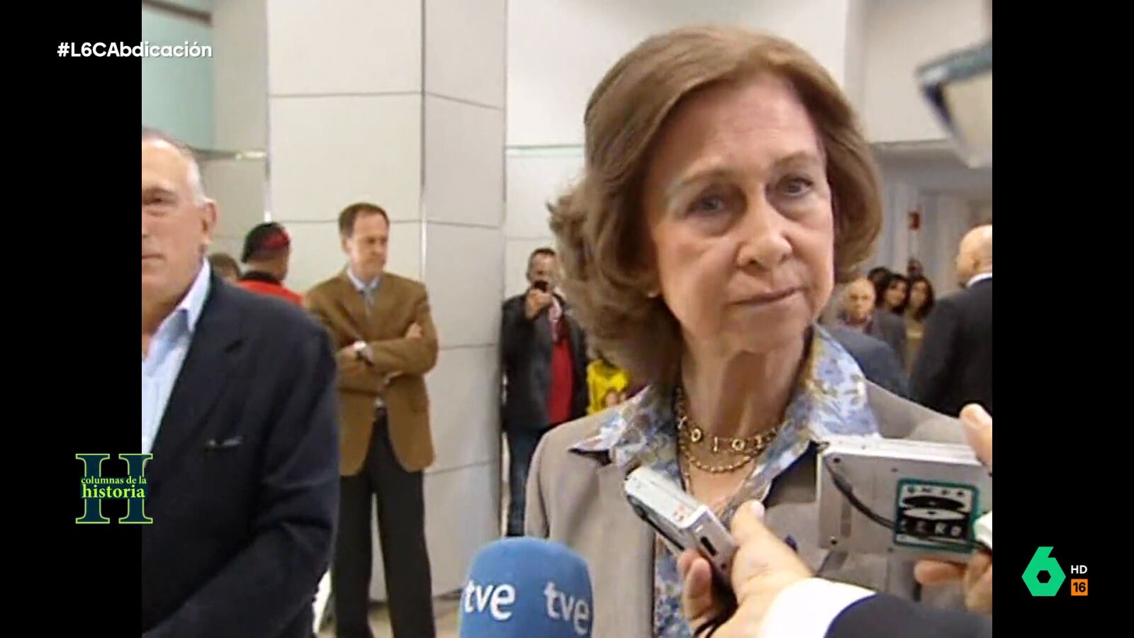 "Cuando al rey le intervinieron en Barcelona de un n&oacute;dulo en pulm&oacute;n, la persona que acompa&ntilde;a a Juan Carlos I las primeras horas es Corinna", afirma la periodista M&aacute;bel Galaz en este v&iacute;deo donde tambi&eacute;n repasa otros 'affaires' del rey em&eacute;rito.