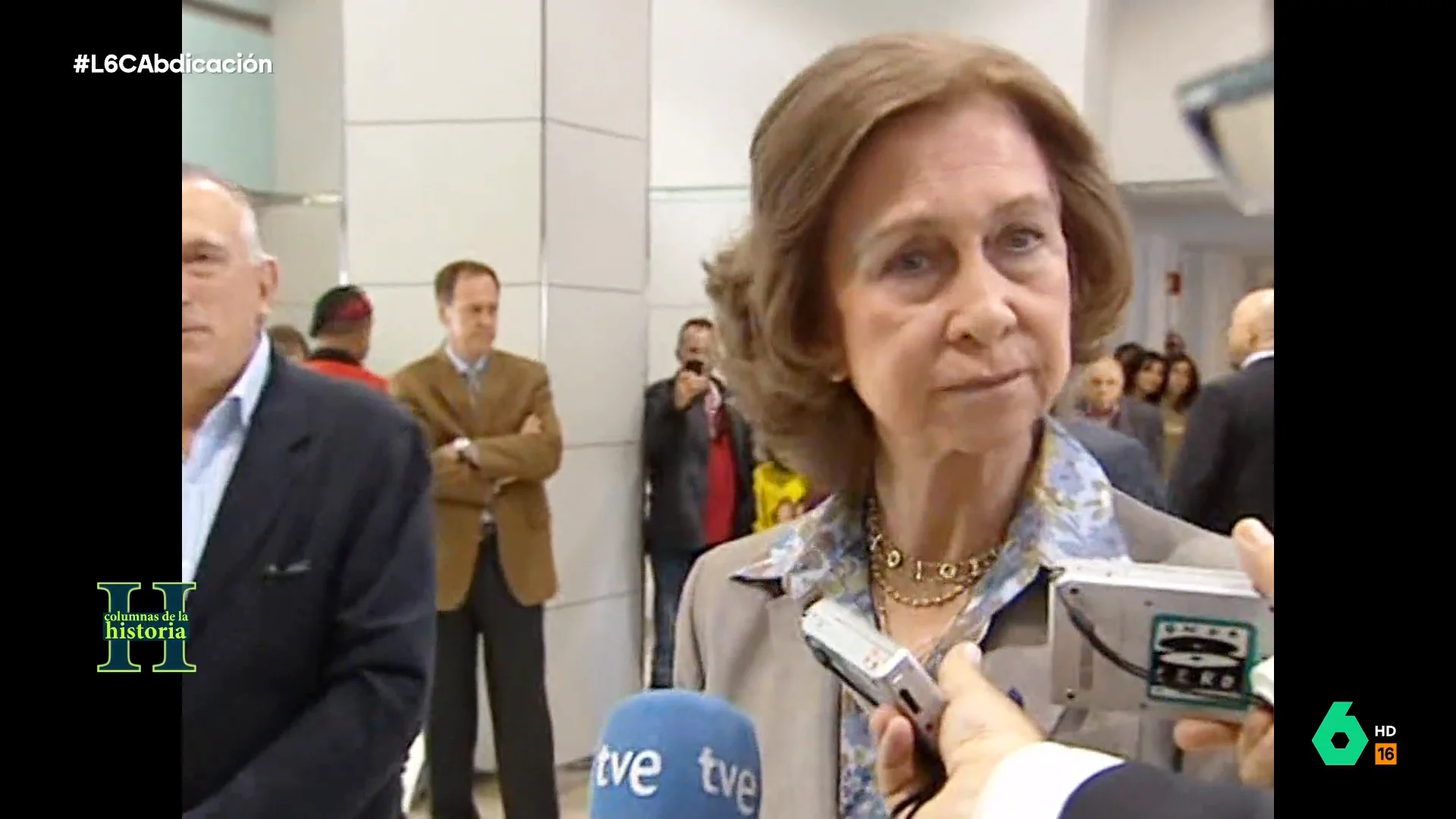 "Cuando al rey le intervinieron en Barcelona de un nódulo en pulmón, la persona que acompaña a Juan Carlos I las primeras horas es Corinna", afirma la periodista Mábel Galaz en este vídeo donde también repasa otros 'affaires' del rey emérito.
