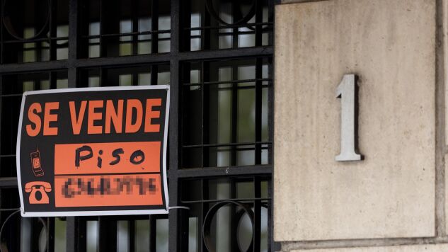 Imagen de un cartel de 'Se vende' conlgado en una vivienda