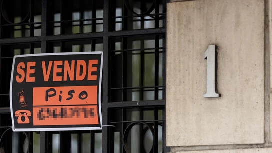 Imagen de un cartel de 'Se vende' conlgado en una vivienda Imagen de un cartel de 'Se vende' conlgado en una vivienda