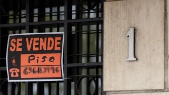 Imagen de un cartel de 'Se vende' conlgado en una vivienda