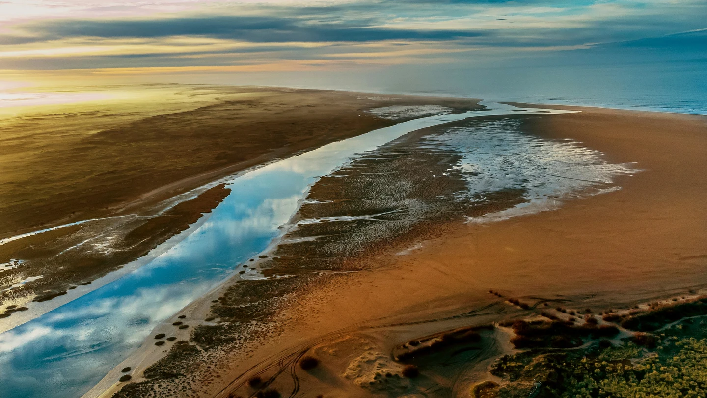 Un río, cerca de desembocar en el mar. Un río, cerca de desembocar en el mar.