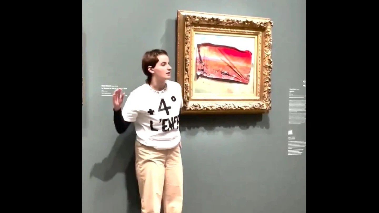 Detienen a una activista ecologista por pegar un póster en un Monet en París Detienen a una activista ecologista por pegar un póster en un Monet en París