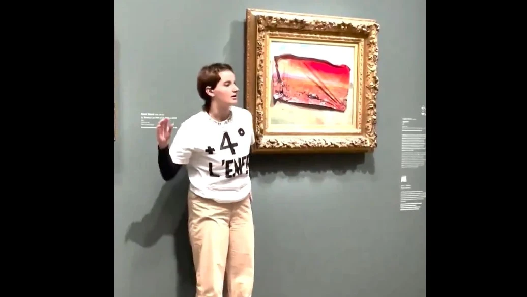 Detienen a una activista ecologista por pegar un póster en un Monet en París 