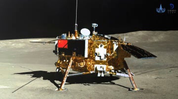 La sonda Chang'e-4 en una fotografía tomada por el módulo Yutu-2 el 11 de enero de 2019