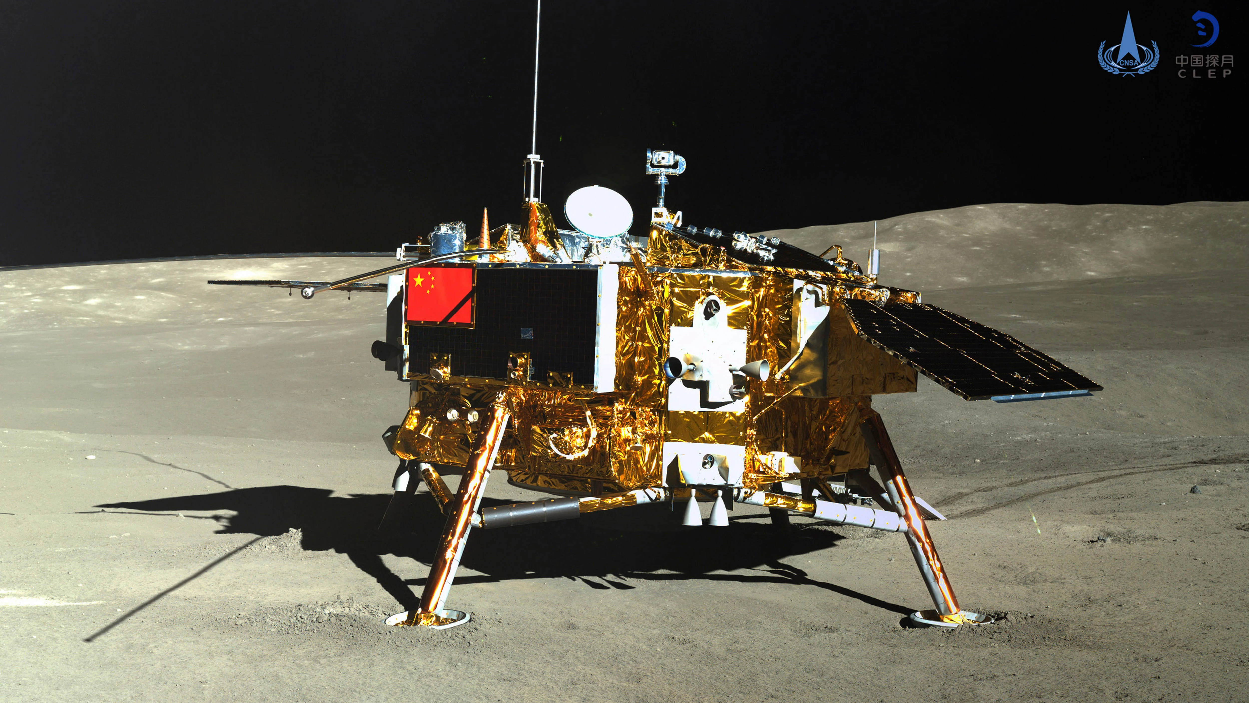 La sonda Chang'e-4 en una fotografía tomada por el módulo Yutu-2 el 11 de enero de 2019